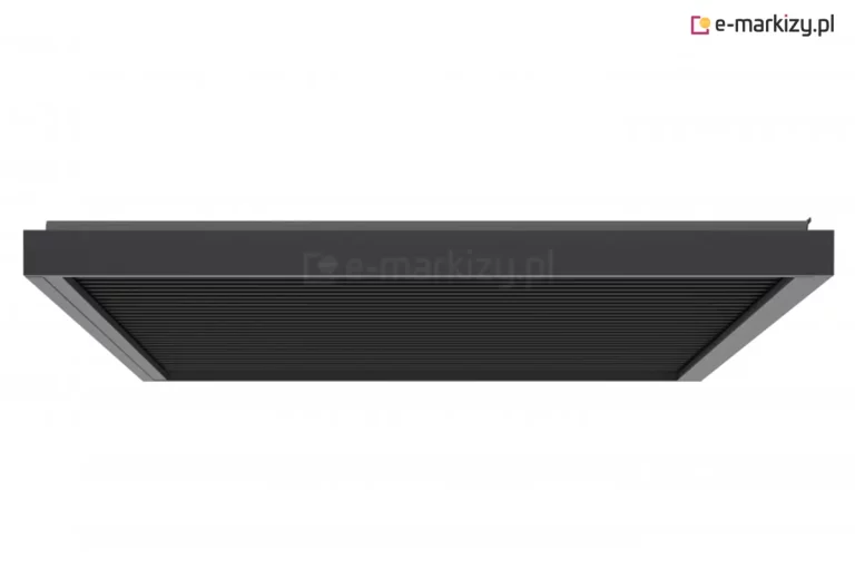 Widok od frontu na dach lamelowy pergoli SB400R w kolorze ciemnografitowym (antracytowym). Zdjęcie przedstawia konstrukcję z perspektywy dolnej, ukazując płaską płaszczyznę dachu wypełnioną równolegle ułożonymi, ruchomymi lamelami aluminiowymi. Lamele są szczelnie zamknięte, tworząc jednolitą, żebrowaną powierzchnię chroniącą przed opadami i słońcem. Całość dachu jest osadzona w solidnej, szerokiej ramie o prostokątnym przekroju, która pełni rolę rynny obwodowej odprowadzającej wodę. Konstrukcja cechuje się minimalistycznym, nowoczesnym designem z wyraźnie zarysowanymi krawędziami i matowym wykończeniem powierzchni.