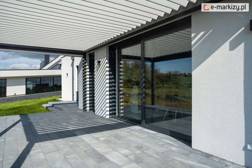 Uchylone lamele pergoli SB400 wpuszczają promienie słoneczne do wnętrza budynku