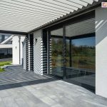 Uchylone lamele pergoli SB400 wpuszczają promienie słoneczne do wnętrza budynku