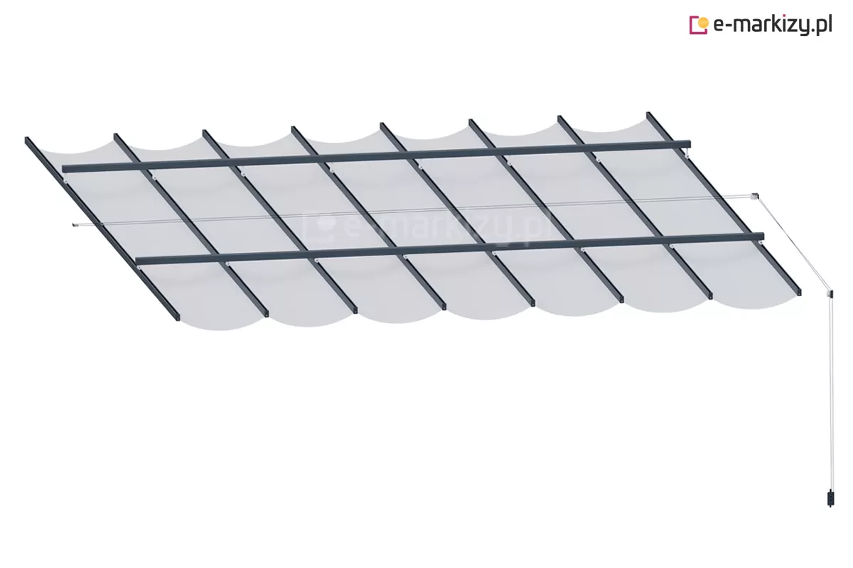 Widok z góry pod kątem na system zadaszenia tkaninowego montowanego na szynach prowadzących, składający się z aluminiowej konstrukcji nośnej oraz rozpiętego między profilami jasnego, częściowo przeziernego materiału. Tkanina jest pofałdowana, tworząc regularny układ łukowatych segmentów wzdłuż poprzecznych belek usztywniających, które przesuwają się wzdłuż dwóch równoległych szyn bocznych. Cały mechanizm obsługiwany jest za pomocą manualnego systemu sznurkowego z rolką umieszczoną z boku konstrukcji, umożliwiając rozsuwanie i zsuwanie poszycia dachowego w celu regulacji nasłonecznienia.