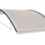 Daszek nad drzwi jednostronnie łukowy widoczny od strony prawej, zakrzywionej łukowo. Biały daszek z rynną odpływową po stronie zakrzywionej oraz wypełnieniem z poliwęglanu komorowego.