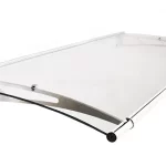 Zdjęcie prezentuje wielkoformatowe zadaszenie drzwiowe o szerokości 2 metrów, oparte na dwóch wspornikach wykonanych ze stali nierdzewnej. Transparentna płyta o łukowatym profilu zapewnia pełną przepuszczalność światła i jest zamocowana do stelaża za pomocą punktowych, metalowych uchwytów. Wsporniki charakteryzują się minimalistycznym, ażurowym wzorem z jednym podłużnym wycięciem, co nadaje konstrukcji nowoczesny wygląd. Na przedniej krawędzi daszka znajduje się aluminiowy profil rynnowy o cylindrycznym kształcie, zakończony czarną zaślepką. Tylna część konstrukcji jest wykończona prostą listwą montażową, przeznaczoną do instalacji na elewacji budynku. Całość ukazana jest w perspektywie bocznej, podkreślającej dużą rozpiętość tafli zadaszenia przy zachowaniu jedynie dwóch punktów podparcia.