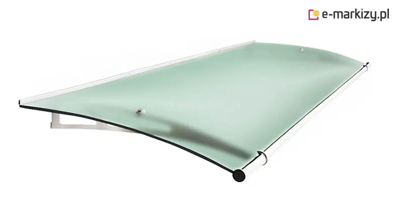 Zdjęcie prezentuje daszek drzwiowy z serii Elegant w wariancie kolorystycznym z wypełnieniem akrylowym w odcieniu jasnozielonym o satynowym wykończeniu. Tafla zadaszenia ma formę łagodnego łuku, który ułatwia odprowadzanie opadów, a jej matowa struktura delikatnie rozprasza światło słoneczne. Konstrukcja wsparta jest na srebrnych, metalowych wspornikach o ażurowym profilu z podłużnymi wycięciami, które nadają produktowi nowoczesny i lekki wygląd. Płyta jest przytwierdzona do stelaża za pomocą punktowych uchwytów, a przednia krawędź została wykończona aluminiową rynienką odpływową o okrągłym przekroju z czarną zaślepką boczną. Wzdłuż tylnej części daszka przebiega listwa montażowa służąca do stabilnego osadzenia konstrukcji na elewacji budynku.