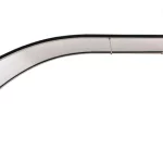 Daszek z poliwęglanu z białą konstrukcją zakrzywiony łukowo po lewej stronie i wsparty na uchwycie od prawej strony. Wypełnienie daszka stanowi poliwęglan komorowy.