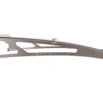 Zdjęcie prezentuje rzut boczny wspornika zadaszenia drzwiowego Elegant, wykonanego ze stali nierdzewnej o satynowym wykończeniu. Element nośny posiada smukły, łukowaty kształt z charakterystycznym, podłużnym wycięciem wewnątrz ramy, które nadaje konstrukcji lekkości. Na wsporniku zamocowana jest przezroczysta płyta zadaszenia, przytwierdzona za pomocą punktowego, okrągłego uchwytu przelotowego umieszczonego w centralnej części ramienia. Przednia krawędź konstrukcji zakończona jest zintegrowaną rynną odpływową o okrągłym przekroju, natomiast tylna część posiada pionowy profil montażowy z widocznymi wypustkami do osadzenia w ścianie. Perspektywa z boku wyraźnie ukazuje niewielki stopień nachylenia tafli oraz precyzyjne spasowanie metalowych komponentów systemu.