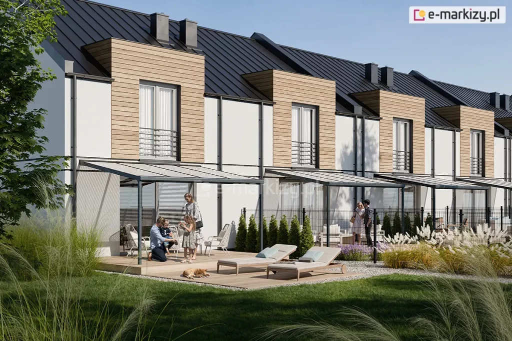 Zdjęcie przedstawia wizualizację nowoczesnego osiedla domów szeregowych, na których tarasach zainstalowano systemowe zadaszenia Nebbiolo marki Deponti. Budynki charakteryzują się białą elewacją połączoną z drewnianymi panelami w obrębie lukarn oraz ciemnym, skośnym dachem z blachy na rąbek stojący. Każdy segment posiada indywidualne zadaszenie tarasu oparte na ciemnoszarej, aluminiowej konstrukcji z wypełnieniem z przezroczystego poliwęglanu. Na pierwszym planie widoczny jest urządzony taras z drewnianą podłogą, na którym spędza czas rodzina z dziećmi. Przestrzeń rekreacyjna wyposażona jest w meble ogrodowe, a obok na trawniku ustawiono dwa leżaki. Poszczególne ogródki oddzielone są od siebie niskimi żywopłotami z tui oraz ażurowym ogrodzeniem panelowym. Całość otacza starannie wypielęgnowana zieleń, trawy ozdobne oraz krzewy, a scena osadzona jest w pełnym świetle dziennym.