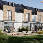 Zdjęcie przedstawia wizualizację nowoczesnego osiedla domów szeregowych, na których tarasach zainstalowano systemowe zadaszenia Nebbiolo marki Deponti. Budynki charakteryzują się białą elewacją połączoną z drewnianymi panelami w obrębie lukarn oraz ciemnym, skośnym dachem z blachy na rąbek stojący. Każdy segment posiada indywidualne zadaszenie tarasu oparte na ciemnoszarej, aluminiowej konstrukcji z wypełnieniem z przezroczystego poliwęglanu. Na pierwszym planie widoczny jest urządzony taras z drewnianą podłogą, na którym spędza czas rodzina z dziećmi. Przestrzeń rekreacyjna wyposażona jest w meble ogrodowe, a obok na trawniku ustawiono dwa leżaki. Poszczególne ogródki oddzielone są od siebie niskimi żywopłotami z tui oraz ażurowym ogrodzeniem panelowym. Całość otacza starannie wypielęgnowana zieleń, trawy ozdobne oraz krzewy, a scena osadzona jest w pełnym świetle dziennym.