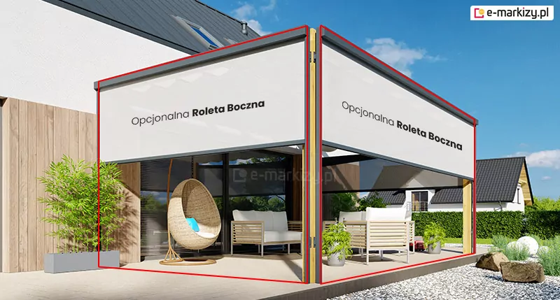Zdjęcie przedstawia nowoczesną pergolę przyścienną Juko o konstrukcji drewnianej, zamontowaną na tarasie domu jednorodzinnego. Głównym elementem ekspozycji są dwie pionowe rolety boczne w kolorze białym, które są częściowo rozwinięte, przesłaniając górną połowę prześwitów między słupami. Na tkaninie rolet widnieje napis w języku polskim informujący o opcjonalności tego wyposażenia. Konstrukcja pergoli opiera się na solidnych belkach z jasnego drewna, które są połączone z ciemnoszarymi, antracytowymi profilami górnymi mieszczącymi mechanizm rolet oraz prowadnicami bocznymi przymocowanymi na uchwytach do podpór pergoli. Pod zadaszeniem zaaranżowano strefę wypoczynkową z białymi meblami ogrodowymi o prostej formie oraz wiszącym fotelem typu kokon w kolorze beżowym. Podłoże tarasu wyłożone jest jasnymi płytami wielkoformatowymi, a w bezpośrednim sąsiedztwie widać ozdobne rośliny w donicach oraz fragment ogrodu wysypany szarym żwirem. W tle widoczna jest elewacja budynku wykończona jasnym tynkiem i panelami o strukturze drewna oraz fragmenty sąsiedniej zabudowy pod ciemnymi, dwuspadowymi dachami. Całość ujęcia została wykonana w pełnym słońcu przy bezchmurnym niebie, a czerwone linie obrysowują kontury konstrukcji pergoli.