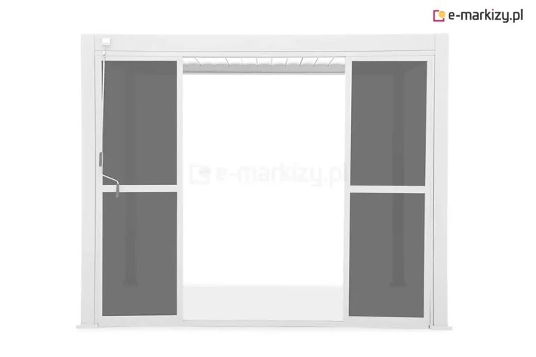 Biała pergola ogrodowa Gloria wyposażona w system przesuwnych drzwi poliwęglanowych osadzonych w aluminiowych ramkach. Konstrukcja prezentuje frontowy widok na dwa skrzydła drzwiowe, które są rozsuwane na boki, tworząc szerokie przejście w centralnej części pergoli. Każde skrzydło składa się z dwóch pionowych paneli wypełnionych przyciemnianym, szarym poliwęglanem, przedzielonych poziomą poprzeczką wzmacniającą strukturę. Po lewej stronie widoczny jest pionowy mechanizm korbowy służący do obsługi zadaszenia lub przesłon. Całość stelaża oraz prowadnice są polakierowane na kolor biały, co kontrastuje z ciemniejszym wypełnieniem drzwi. W tle, przez otwartą przestrzeń, widoczna jest wewnętrzna konstrukcja dachu pergoli z lamelami.