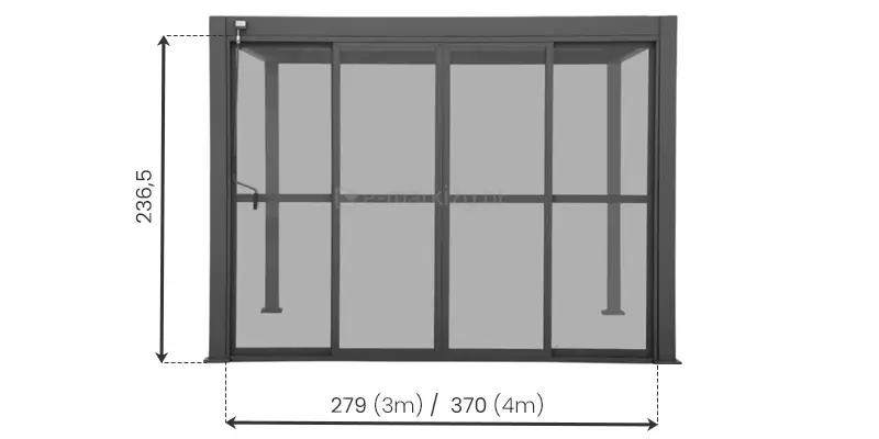 Rysunek techniczny przedstawiający wymiarowanie przesuwnych drzwi poliwęglanowych do pergoli Gloria w kolorze ciemnoantracytowym na białym tle. System składa się z czterech transparentnych paneli z widoczną poziomą poprzeczką wzmacniającą w połowie ich wysokości, osadzonych w aluminiowej ramie. Na grafice naniesiono precyzyjne linie wymiarowe: wysokość całkowita wynosi 236,5 cm, natomiast szerokość zabudowy podana jest dla dwóch wariantów – 279 cm dla modułu 3-metrowego oraz 370 cm dla modułu 4-metrowego. W lewym górnym rogu ramy widoczny jest mechanizm z klamką lub uchwytem sterującym, a przez przezierne wypełnienie paneli widać zarys tylnych słupów konstrukcyjnych pergoli zakończonych stopami montażowymi.