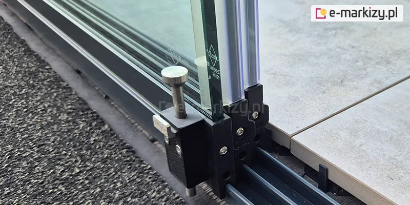 Zbliżenie na stoper do szklanych drzwi przesuwnych Miros zamocowany na skrajnym wewnętrznym skrzydle.