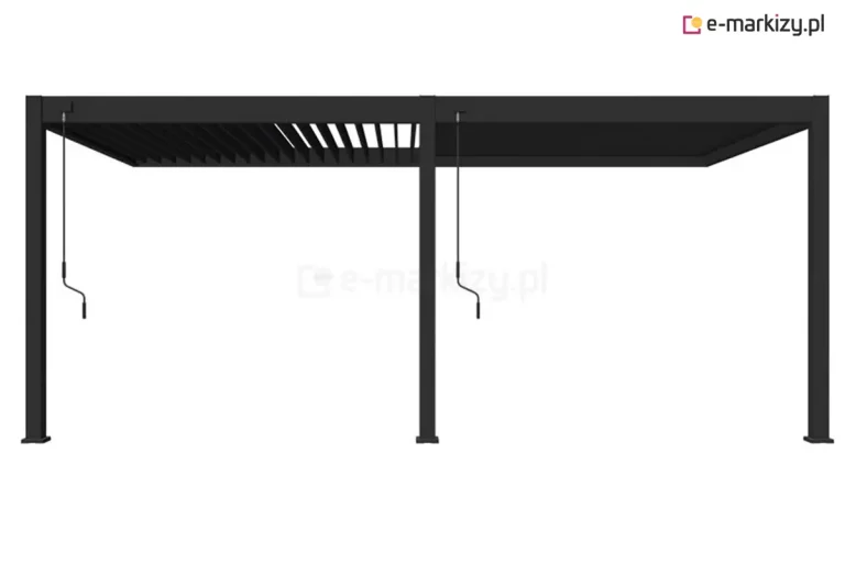 Wizualizacja frontowa dużej, dwusekcyjnej pergoli aluminiowej Marlo w kolorze antracytowym, przedstawiona na białym tle. Konstrukcja wsparta jest na trzech pionowych słupach o kwadratowym przekroju, co wskazuje na wariant przyścienny o znacznej szerokości. Zadaszenie podzielone jest na dwie niezależne strefy: lewa sekcja ma lamele ustawione pod kątem, ukazując prześwity i mechanizm obrotowy, natomiast prawa sekcja jest całkowicie zamknięta, tworząc zwartą płaszczyznę. Przy skrajnym lewym oraz środkowym słupie zamontowane są dwie oddzielne, długie korby ręczne z czarnymi uchwytami, służące do indywidualnej regulacji kąta nachylenia lameli w każdej z części. Całość charakteryzuje się surowym, nowoczesnym designem i matowym wykończeniem powierzchni profili.