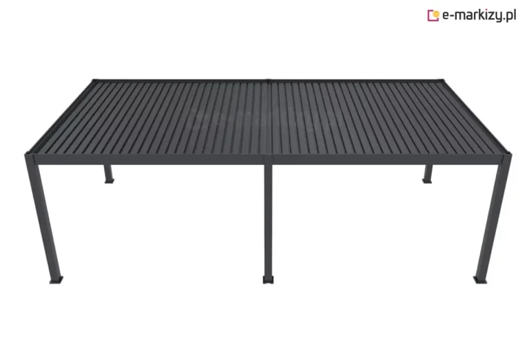 Wizualizacja przedstawia dwumodułową pergolę lamelową Rubio w kolorze antracytowym, ujętą z perspektywy górnej, co pozwala na dokładny wgląd w konstrukcję dachu. Zadaszenie składa się z gęsto rozmieszczonych, równoległych lameli, które w obu segmentach są ustawione w pozycji lekko uchylonej. Całość opiera się na sześciu pionowych słupach – czterech narożnych oraz dwóch środkowych, stabilizujących miejsce łączenia modułów. Konstrukcja charakteryzuje się surową, geometryczną formą i matowym wykończeniem, a widok z góry eksponuje prostokątny obrys ram dachowych oraz system odprowadzania wody ukryty wewnątrz profili.