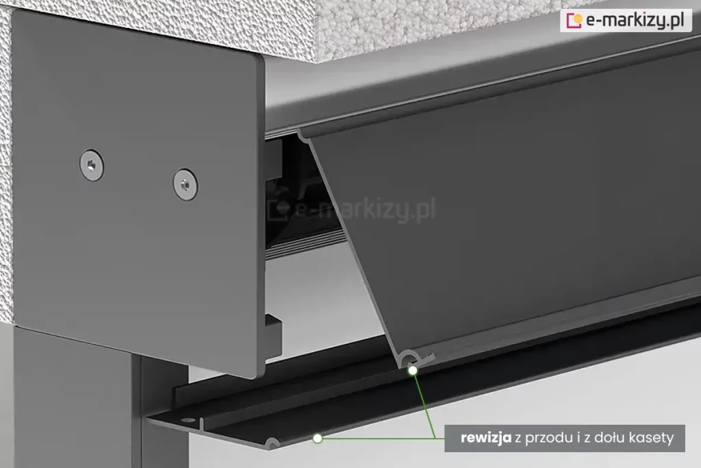 Wizualizacja przedstawiająca budowę kasety refleksola Ziiip 120 Selt w wersji podtynkowej z zaznaczonym systemem serwisowym. Na zdjęciu widoczna jest rozłożona obudowa w kolorze antracytowym, zamontowana w warstwie białej termoizolacji (styropianu). Kluczowym elementem grafiki jest prezentacja dostępu serwisowego, opisanego na grafice jako „rewizja z przodu i z dołu kasety”. Cienkie zielone linie wskazują na ruchome panele czołowy oraz dolny, które po zamontowaniu umożliwiają konserwację mechanizmu bez naruszania elewacji budynku. Widoczny jest lewy bok kasety przykręcony dwiema śrubami typu torx oraz fragment prowadnicy bocznej. Konstrukcja pokazuje sposób łączenia profili aluminiowych kasetowych, które tworzą szczelną całość chroniącą poszycie tkaniny screen refleksola.