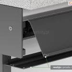 Wizualizacja przedstawiająca budowę kasety refleksola Ziiip 120 Selt w wersji podtynkowej z zaznaczonym systemem serwisowym. Na zdjęciu widoczna jest rozłożona obudowa w kolorze antracytowym, zamontowana w warstwie białej termoizolacji (styropianu). Kluczowym elementem grafiki jest prezentacja dostępu serwisowego, opisanego na grafice jako „rewizja z przodu i z dołu kasety”. Cienkie zielone linie wskazują na ruchome panele czołowy oraz dolny, które po zamontowaniu umożliwiają konserwację mechanizmu bez naruszania elewacji budynku. Widoczny jest lewy bok kasety przykręcony dwiema śrubami typu torx oraz fragment prowadnicy bocznej. Konstrukcja pokazuje sposób łączenia profili aluminiowych kasetowych, które tworzą szczelną całość chroniącą poszycie tkaniny screen refleksola.