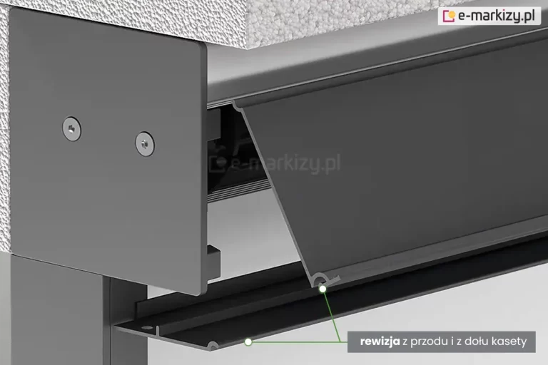 Wizualizacja przedstawiająca budowę kasety refleksola Ziiip 120 Selt w wersji podtynkowej z zaznaczonym systemem serwisowym. Na zdjęciu widoczna jest rozłożona obudowa w kolorze antracytowym, zamontowana w warstwie białej termoizolacji (styropianu). Kluczowym elementem grafiki jest prezentacja dostępu serwisowego, opisanego na grafice jako „rewizja z przodu i z dołu kasety”. Cienkie zielone linie wskazują na ruchome panele czołowy oraz dolny, które po zamontowaniu umożliwiają konserwację mechanizmu bez naruszania elewacji budynku. Widoczny jest lewy bok kasety przykręcony dwiema śrubami typu torx oraz fragment prowadnicy bocznej. Konstrukcja pokazuje sposób łączenia profili aluminiowych kasetowych, które tworzą szczelną całość chroniącą poszycie tkaniny screen refleksola.