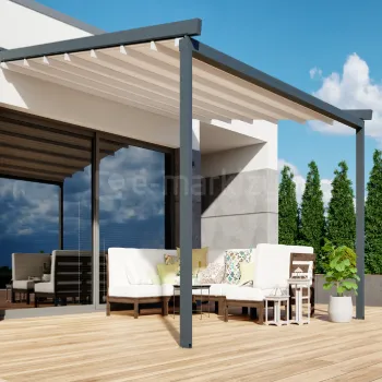 Ekonomiczna pergola rzymska Luxo z jasnym, składanym dachem tkaninowym tworzy zadaszoną strefę wypoczynkową na drewnianym tarasie. Antracytowa konstrukcja wspiera się na smukłych podporach, a pod pergolą ustawiono nowoczesne, jasne meble ogrodowe z poduszkami. W tle widoczne są wysokie nasadzenia z tui oraz minimalistyczna elewacja domu.