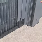 Zbliżenie profilu bocznego z zamocowanym w nim pakietem z siatką moskitiery plisowanej Click Rol oraz gąsienicy, która odpowiada za płynną pracę osłony.