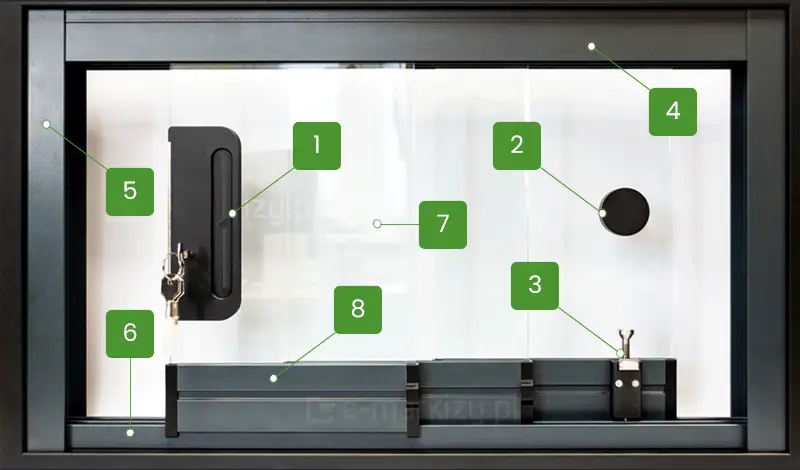 Schemat poglądowy prezentujący główne elementy systemu przesuwnego Miros do zabudowy szklanej, z oznaczeniem komponentów w ramie i na taflach szkła. Na ilustracji widać: [1] zamek z wkładką i kluczem, [2] uchwyt okrągły montowany na szkle, [3] blokada dolna z zatrzaskiem, [4] prowadnica górna, [5] profil boczny przyścienny U, [6] prowadnica dolna z torami, [7] tafle szkła hartowanego jako elementy przesuwnych ścian, [8] wózki jezdne systemu montowane przy dolnej krawędzi paneli. Tło zdjęcia to rama konstrukcyjna w kolorze antracytowym z przezroczystymi szybami, obraz uzupełniają zielone wskaźniki z numeracją elementów.