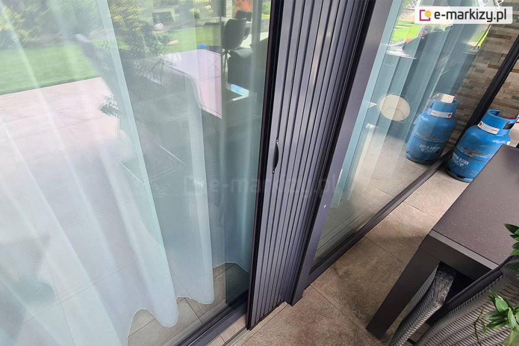 Estetyczna funkcjonalna klamka moskitiery click-rol może być przykręcona na dowolnej wysokości