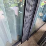 Estetyczna funkcjonalna klamka moskitiery click-rol może być przykręcona na dowolnej wysokości