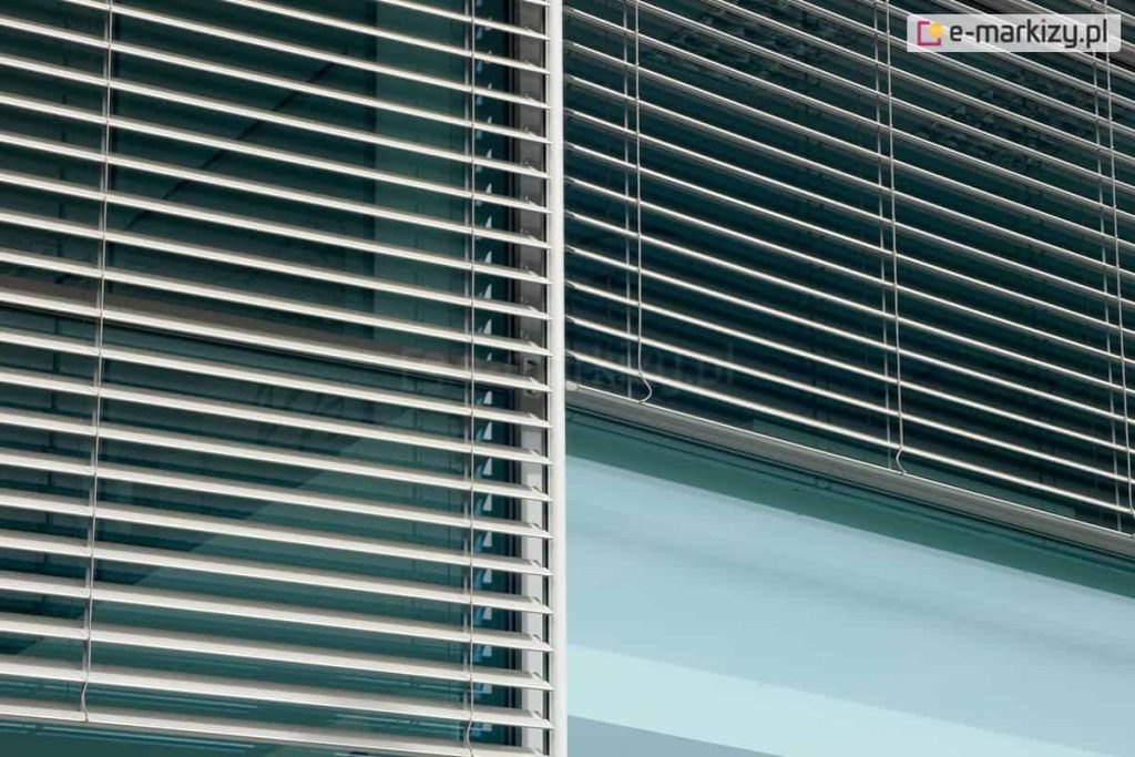 Lamele żaluzji fasadowych z90 dodatkowo zaciemniają wnętrze, dzięki modułowemu łączeniu żaluzje tworzą spójną osłonę okien dużego budynku.