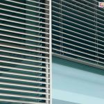 Lamele żaluzji fasadowych z90 dodatkowo zaciemniają wnętrze, dzięki modułowemu łączeniu żaluzje tworzą spójną osłonę okien dużego budynku.