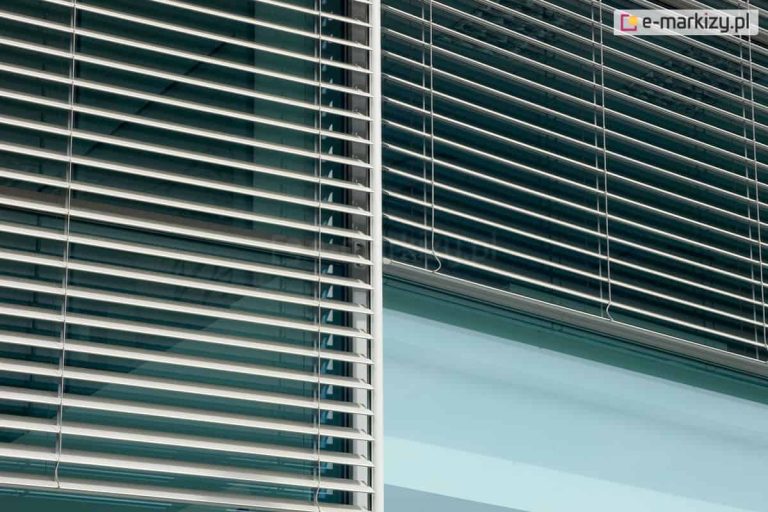 Lamele żaluzji fasadowych z90 dodatkowo zaciemniają wnętrze, dzięki modułowemu łączeniu żaluzje tworzą spójną osłonę okien dużego budynku.