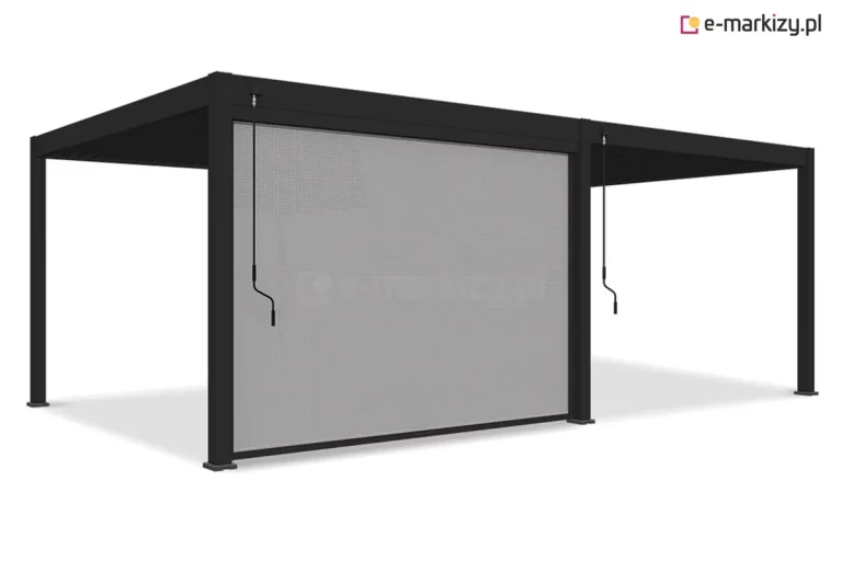 Wizualizacja przedstawia dwumodułową pergolę tarasową Marlo w kolorze antracytowym, wyposażoną w pionową roletę typu screen na froncie jednego z modułów. Konstrukcja pergoli opiera się na sześciu solidnych nogach o kwadratowym przekroju, podtrzymujących płaski dach z systemem poziomych lameli. Roleta screen w kolorze jasnoszarym jest częściowo rozwinięta, zasłaniając światło przejścia lewego segmentu pergoli. Tkanina rolety charakteryzuje się drobną perforacją, która zapewnia ochronę przed słońcem i wiatrem, zachowując przy tym częściową przezierność. Przy górnej belce każdego z modułów widoczne są mechanizmy korbowe z długimi, czarnymi drążkami służącymi do ręcznego opuszczania i podnoszenia osłon. Całość zaprezentowana jest w rzucie perspektywicznym na białym tle, co podkreśla nowoczesny i minimalistyczny design zabudowy.