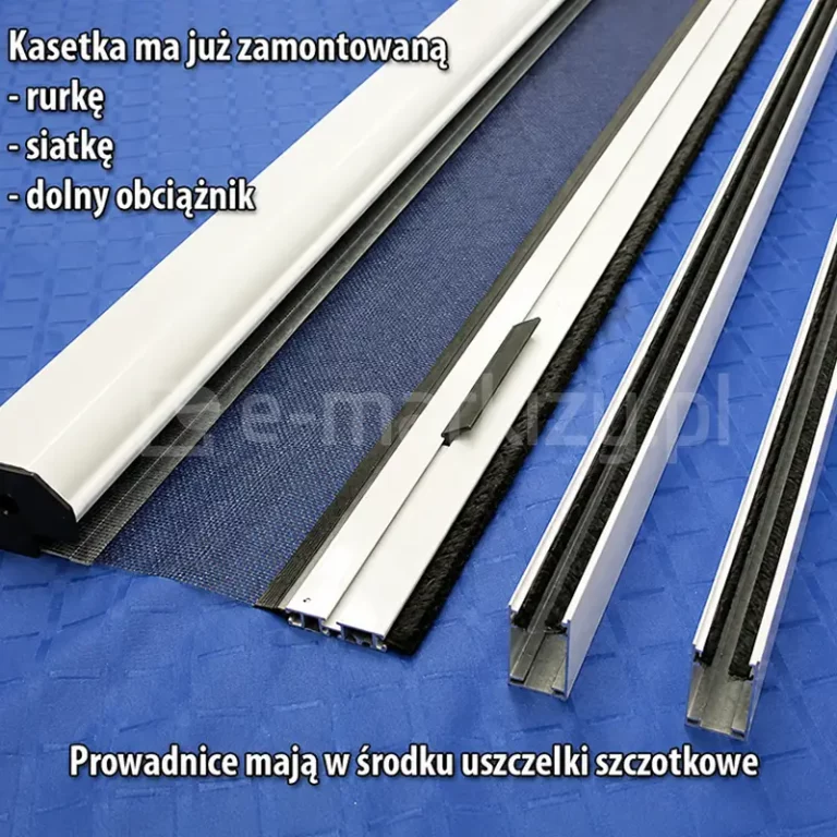 Ułożona na niebieskim materiale w geometryczny wzór moskitiera rolowana okienna w kolorze białym z widoczną siatką oraz prowadnicami. W lewym górnym rogu napis "Kasetka ma już zamontowaną -rurkę -siatkę - dolny obciążnik". W dole napis "prowadnice mają w środku uszczelki szczotkowe".