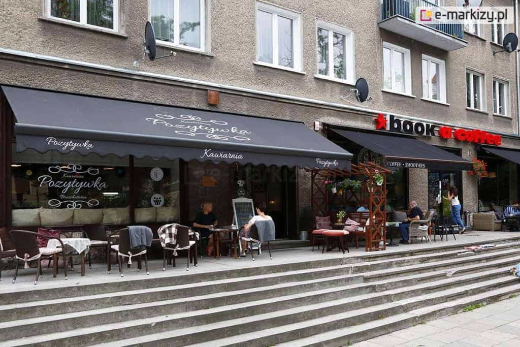 Markiza Palladio posiada nadrukowane logo kawiarni Pozytywka