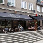 Markiza Palladio posiada nadrukowane logo kawiarni Pozytywka