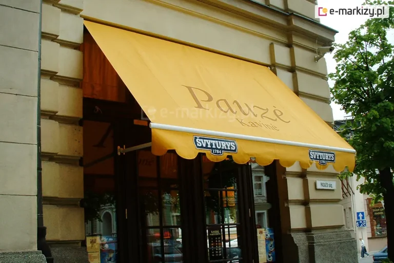 Kawiarnia z markiza italia selt nad wejsciem