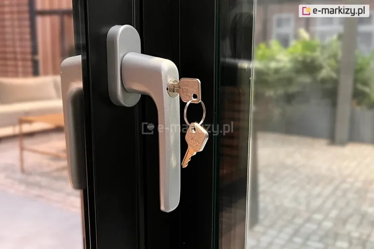 Klamka do zamknięcia szklanych ścian przesuwnych Auris zainstalowana na specjalnym panelu bocznym. Klamka z kluczem pozwala zamknąć przestrzeń zadaszenia od wewnątrz.