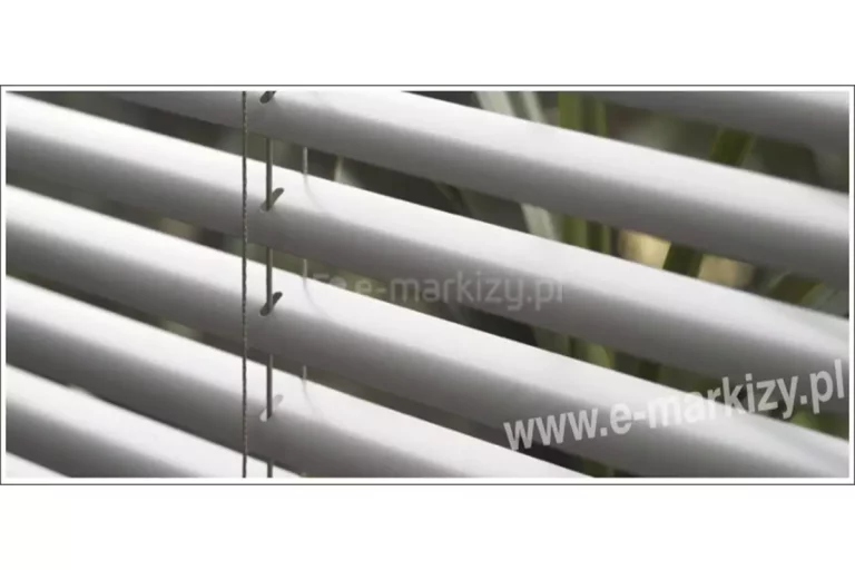 Klasyczne, srebrne lamele 25 mm żaluzji aluminiowej na okno z drabinką sznurkową w kolorze zbliżonym do barwy lamel.