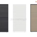 Grafika przedstawia zestawienie trzech pionowych paneli z ruchomymi lamelami, przeznaczonych do bocznej zabudowy pergoli Marlo, prezentujące dostępne warianty kolorystyczne. Każdy moduł składa się z prostokątnej ramy przedzielonej w połowie wysokości poziomą poprzeczką, co dzieli wypełnienie na dwie sekcje regulowanych żaluzji. Pierwszy panel od lewej jest w całości antracytowy, z czarnymi uszczelkami widocznymi przy krawędziach lameli. Środkowy panel wykonano w kolorze białym, zachowując jednolity odcień ramy oraz ruchomych listew. Trzeci panel to wariant mieszany, w którym ciemnoantracytowa rama kontrastuje z lamelami o strukturze naturalnego drewna w jasnym kolorze. Konstrukcja paneli umożliwia zmianę kąta nachylenia listew, co pozwala na płynną regulację dopływu światła i stopnia prywatności. U dołu każdego panelu widoczne są punktowe elementy montażowe służące do osadzenia konstrukcji na podłożu.