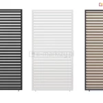 Grafika prezentuje zestawienie trzech pionowych paneli żaluzjowych dedykowanych do bocznej zabudowy pergoli Marlo, ukazujące dostępne warianty kolorystyczne konstrukcji i wypełnienia. Każdy z paneli posiada prostokątną ramę z licznymi, poziomymi lamelami ułożonymi w równych odstępach, które tworzą strukturę stałej przesłony przeciwsłonecznej. Pierwszy panel od lewej jest w całości wykonany w kolorze ciemnego antracytu, gdzie zarówno rama, jak i poziome listwy mają jednolity, matowy odcień. Środkowy panel przedstawia wersję całkowicie białą, o jasnym i czystym wykończeniu wszystkich elementów konstrukcyjnych. Trzeci panel po prawej stronie to wariant dwukolorowy, składający się z ciemnoantracytowej ramy oraz wypełnienia w postaci poziomych lameli o teksturze i kolorze naturalnego drewna w jasnym odcieniu dębu. Wszystkie moduły są przedstawione na białym tle, a u dołu każdego z nich widoczne są drobne elementy montażowe w formie stopek ułatwiających pozycjonowanie na podłożu.