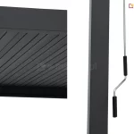 Zbliżenie na mechanizm sterowania korbowego nowoczesnej pergoli tarasowej Gloria w kolorze antracytowym. Po lewej stronie widoczny jest górny detal konstrukcji: kwadratowy przegub zamontowany na ramie, do którego podpięty jest metalowy drążek za pomocą srebrnego zaczepu. W tle widoczne są aluminiowe lamele dachu pergoli. Po prawej stronie zdjęcia, obok słupa pergoli, znajduje się dolna część drążka zakończona wygiętą korbą z dwoma czarnymi, ergonomicznymi uchwytami z tworzywa sztucznego, służąca do ręcznego obracania piór dachu. Całość konstrukcji charakteryzuje się matowym wykończeniem i minimalistycznym designem.