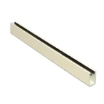 Kremowa listwa uszczelniająca dedykowana do profilu typu U w systemie przesuwnym Auris wykonana z trwałego tworzywa o gładkiej powierzchni. Produkt charakteryzuje się budową w kształcie ceownika z dwiema równoległymi ściankami bocznymi, wewnątrz których osadzona jest podwójna uszczelka szczotkowa w kolorze czarnym. Szczotki są skierowane do siebie, tworząc szczelinę uszczelniającą przeznaczoną do stabilizacji i izolacji krawędzi wypełnienia, takiego jak poliwęglan lub szkło. Profil posiada jednolitą strukturę w odcieniu kremowo-białym, a na zbliżeniu widoczny jest precyzyjny przekrój poprzeczny elementu ułatwiający montaż nasuwany na profil aluminiowy. Całość komponentu została przedstawiona w rzucie izometrycznym, co uwidacznia kanał montażowy oraz gęstość włosia uszczelniającego biegnącego wzdłuż całego akcesorium.