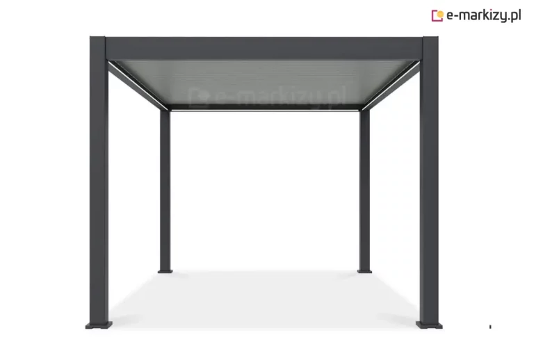 Wizualizacja produktowa przedstawia widok na krótszy bok wolnostojącej pergoli lamelowej Rubio w kolorze ciemnoantracytowym na białym tle. Konstrukcja opiera się na czterech pionowych słupach o kwadratowym przekroju, które podtrzymują prostokątną ramę dachową z wbudowanym systemem poziomych lameli. Zadaszenie jest całkowicie zamknięte, tworząc szczelną i płaską powierzchnię. Ujęcie od frontu podkreśla symetrię i minimalistyczny design pergoli, uwidaczniając precyzyjne łączenia belek konstrukcyjnych oraz estetyczne stopy montażowe znajdujące się u podstawy każdego ze słupów. Wnętrze konstrukcji pozostaje puste, co pozwala na dowolną aranżację przestrzeni pod zadaszeniem.