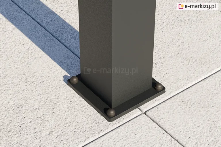 Podpora zadaszenia Lunaro o kwadratowym przekroju w kolorze antracytowym zamocowana do podłoża z jasnoszarych płytek trasowych za pomocą śrub osłoniętych zaślepkami z pcv.