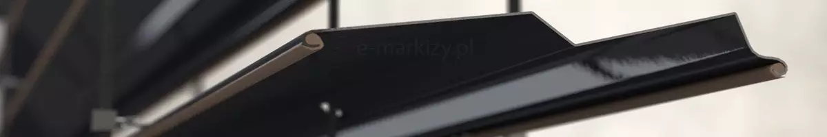 Zbliżenie przekroju bocznego lamela żaluzji fasadowych Z90 w kolorze czarnym. W zawiniętych krawędziach widoczne gumowe uszczelki wyciszające.