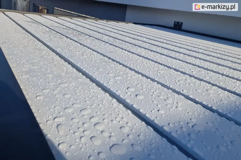 Białe lamele dachowe pergoli SB400 Selt po deszczu, z widocznymi kroplami wody.