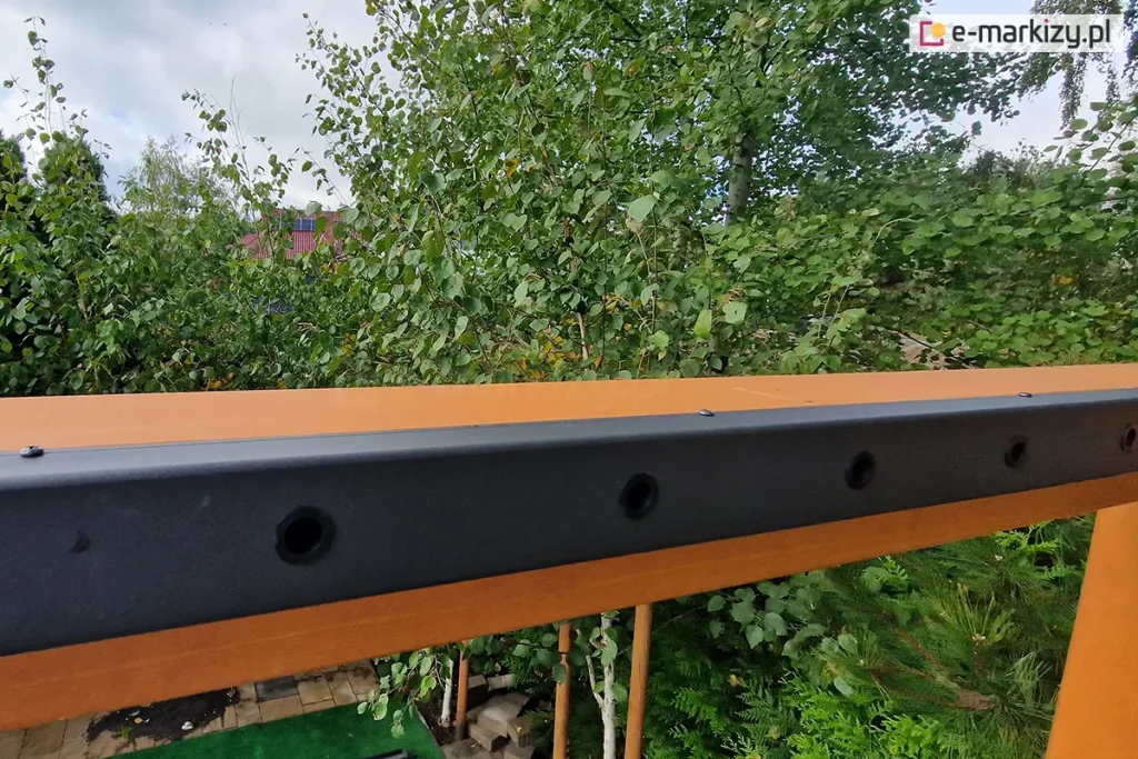 Listwa montażowa stanowiąca bazę dla lameli dachu SB400MD na konstrukcji pergoli drewnianej