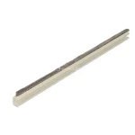 Listwa uszczelniająca do systemu przesuwnego Auris wykonana z wysokiej jakości aluminium malowanego proszkowo w kolorze kremowo-białym z zamontowaną uszczelką szczotkową. Produkt posiada charakterystyczny profil w kształcie litery L z dodatkowym wyprofilowaniem stabilizującym, co umożliwia precyzyjny montaż na krawędzi profilu aluminiowego. Górna część listwy wyposażona jest w gęste, szare włosie o równej wysokości, które pełni funkcję izolacyjną oraz chroni przed przedostawaniem się zanieczyszczeń, kurzu i wiatru do wnętrza zabudowy. Konstrukcja elementu jest sztywna i gładka, a jej powierzchnia wykończona w macie, co zapewnia estetyczne dopasowanie do prowadnic systemu Auris. Na zdjęciu produkt zaprezentowany jest pod kątem, co pozwala uwidocznić zarówno przekrój boczny profilu, jak i strukturę wsuwanej szczotki uszczelniającej na całej długości komponentu.