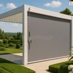 Biała wolnostojąca pergola lamelowa Marlo z zamontowaną boczną roletą typu screen w kolorze szarym, usytuowana w luksusowym, rozległym ogrodzie. Aluminiowa konstrukcja o kwadratowych profilach posiada dach z ruchomych lamel, które w lewej sekcji są ustawione pod kątem, przepuszczając pasy światła słonecznego na jasne, płytowane podłoże. Frontowa część pergoli jest całkowicie zasłonięta gładką tkaniną rolety, która chroni wnętrze przed słońcem i wiatrem, a przy lewym, frontowym słupie nośnym widoczna jest metalowa korba do ręcznej regulacji mechanizmu. Ogród otaczający konstrukcję jest starannie zaprojektowany, z idealnie przystrzyżonymi trawnikami, geometrycznymi żywopłotami oraz bogatą roślinnością, w tym fioletowymi agapantami i białymi hortensjami na pierwszym planie. W tle rozpościera się widok na pagórkowaty krajobraz pod błękitnym niebem z nielicznymi białymi chmurami, co podkreśla wypoczynkowy charakter miejsca.