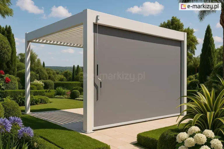 Biała wolnostojąca pergola lamelowa Marlo z zamontowaną boczną roletą typu screen w kolorze szarym, usytuowana w luksusowym, rozległym ogrodzie. Aluminiowa konstrukcja o kwadratowych profilach posiada dach z ruchomych lamel, które w lewej sekcji są ustawione pod kątem, przepuszczając pasy światła słonecznego na jasne, płytowane podłoże. Frontowa część pergoli jest całkowicie zasłonięta gładką tkaniną rolety, która chroni wnętrze przed słońcem i wiatrem, a przy lewym, frontowym słupie nośnym widoczna jest metalowa korba do ręcznej regulacji mechanizmu. Ogród otaczający konstrukcję jest starannie zaprojektowany, z idealnie przystrzyżonymi trawnikami, geometrycznymi żywopłotami oraz bogatą roślinnością, w tym fioletowymi agapantami i białymi hortensjami na pierwszym planie. W tle rozpościera się widok na pagórkowaty krajobraz pod błękitnym niebem z nielicznymi białymi chmurami, co podkreśla wypoczynkowy charakter miejsca.