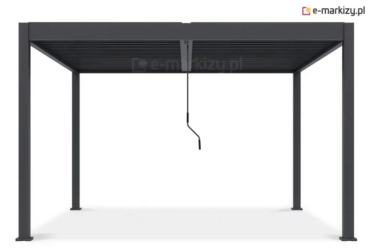 Wolnostojąca pergola lamelowa Marlo Duo w kolorze antracytowym, przedstawiona od frontu na jednolitym białym tle. Konstrukcja wsparta jest na czterech pionowych słupach o kwadratowym przekroju, na których spoczywa masywna rama zadaszenia. Dach składa się z dwóch sekcji aluminiowych lameli, które na zdjęciu są całkowicie zamknięte, tworząc jednolitą i płaską powierzchnię. W centralnej części pod dachem, przy środkowej belce dzielącej połacie, zamontowana jest długa, czarna korba manualna z ergonomicznym uchwytem, przeznaczona do ręcznego sterowania mechanizmem obrotowym lameli. Produkt cechuje się nowoczesnym, minimalistycznym wzornictwem oraz matową strukturą wykończenia powierzchni aluminiowych.