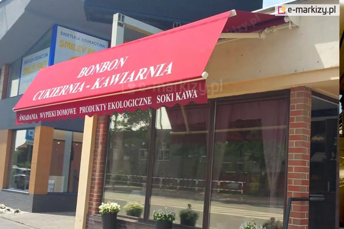 Zdjęcie prezentuje zastosowanie komercyjne produktu, jakim jest markiza tarasowa Allegro, zamontowana nad witryną cukierni i kawiarni Bonbon. Intensywnie czerwone poszycie markizy pełni funkcję zarówno ochronną, jak i reklamową, posiadając naniesione duże białe napisy z nazwą lokalu oraz listą oferowanych produktów, takich jak śniadania, wypieki domowe, produkty ekologiczne, soki i kawa. Markiza jest w pełni rozwinięta, a jej przednia część opada pod kątem, tworząc szeroki daszek osłaniający przeszkloną witrynę sklepową przed bezpośrednim nasłonecznieniem. Dolna krawędź tkaniny wykończona jest dekoracyjną, falowaną falbaną, na której również widnieją białe napisy informacyjne. Konstrukcja markizy, w tym ramiona przegubowe i belka montażowa, jest polakierowana na kolor biały, co estetycznie komponuje się z jasną elewacją budynku oraz ceglanymi filarami wokół okien. Pod markizą, na parapecie kawiarni, ustawione są donice z białymi kwiatami, a w szybach odbija się ulica i sąsiednia zabudowa. Całość ukazuje, jak markiza tarasowa Allegro może efektywnie wspierać identyfikację wizualną punktu usługowego, jednocześnie poprawiając komfort klientów wewnątrz lokalu.