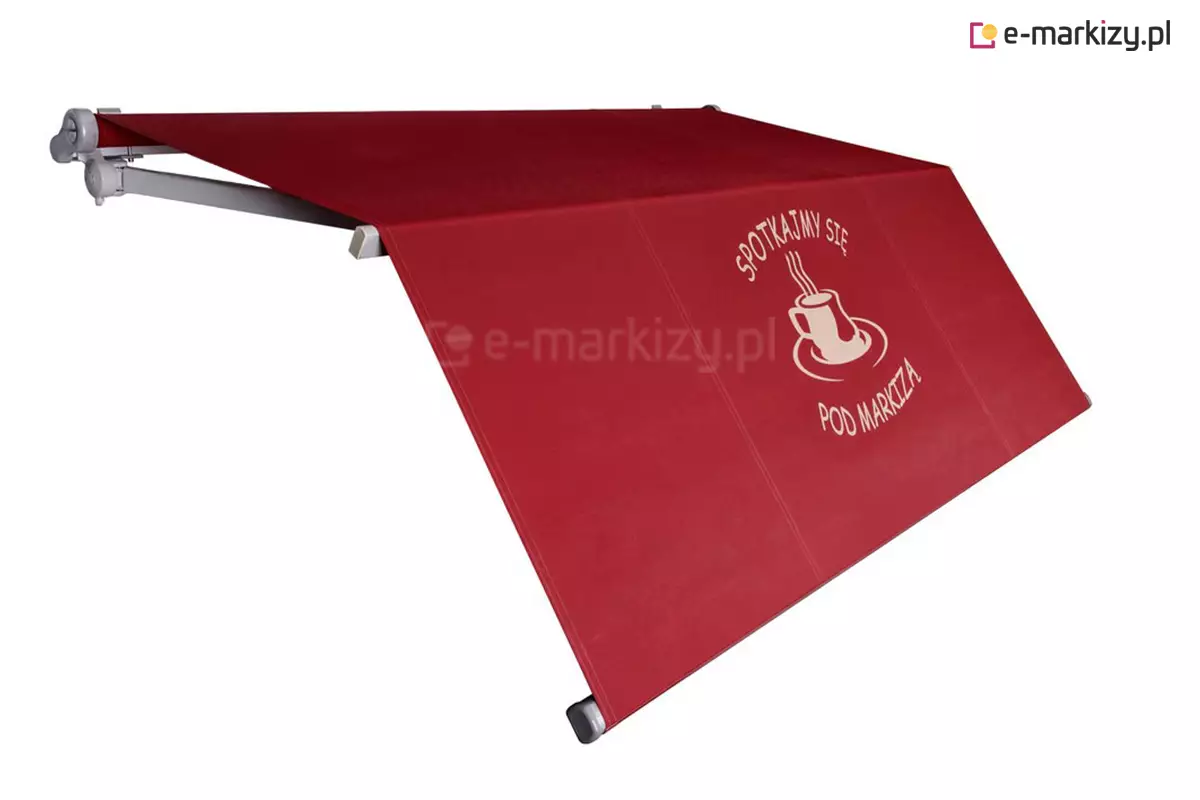 Czerwona markiza tarasowa Allegro rozłożona pod kątem na aluminiowej konstrukcji w kolorze szarym przedstawiona na białym jednolitym tle. Poszycie markizy jest wykonane z gładkiego materiału w głębokim bordowym odcieniu, który jest napięty na bocznych ramionach i przedniej belce. Na przedniej, prawie pionowo opadającej części materiału znajduje się biała grafika reklamowa przedstawiająca filiżankę parującej kawy na spodku, otoczoną łukowatymi napisami w języku polskim "Spotkajmy się" oraz "Pod markizą". Mechanizm mocujący widoczny po lewej stronie zdjęcia składa się z bocznego uchwytu, rury nawojowej oraz przegubowego ramienia, które stabilizuje wysięg tkaniny. Konstrukcja nośna oraz elementy mechaniczne wykończone są w matowym, jasnoszarym kolorze, a zakończenia profilu przedniego zabezpieczono ciemniejszymi zaślepkami. Tkanina markizy jest podzielona pionowymi szwami, co sugeruje łączenie pasów materiału w celu uzyskania odpowiedniej szerokości osłony. Całość produktu jest ukazana w rzucie perspektywicznym od strony lewego boku, co pozwala na dokładne przyjrzenie się zarówno elementom montażowym, jak i powierzchni reklamowej na tkaninie.